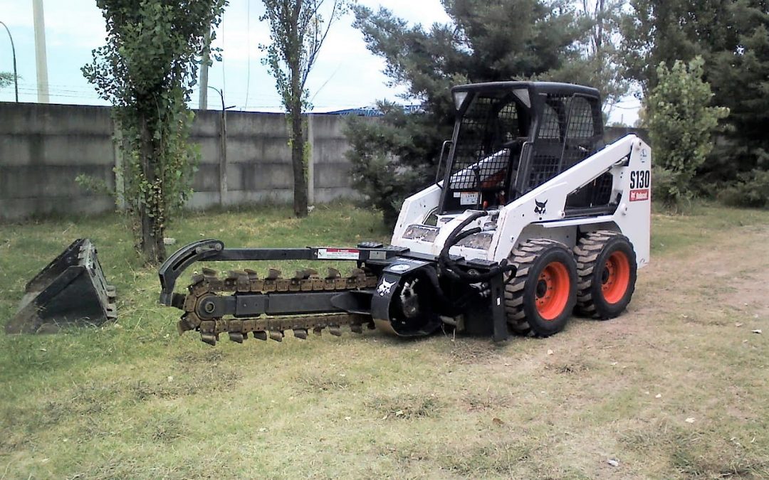 BOBCAT S130 CON IMPLEMENTO ZANJADOR